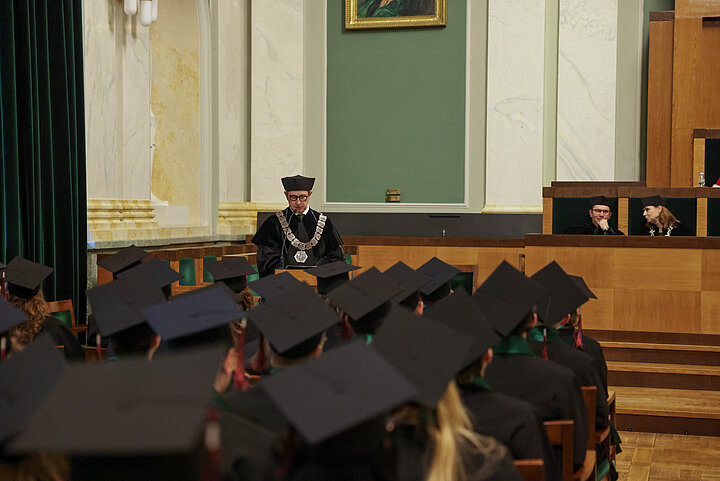 Dziekan WFiIS przemawia podczas Święta Absolwentów 2024