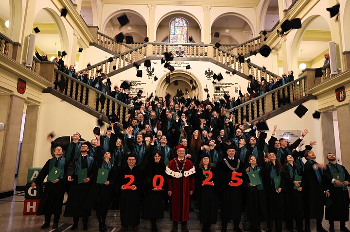 Grupa ludzi podczas Święta Absolwentów 2025