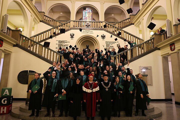 Grupa ludzi podczas Święta Absolwentów 2025