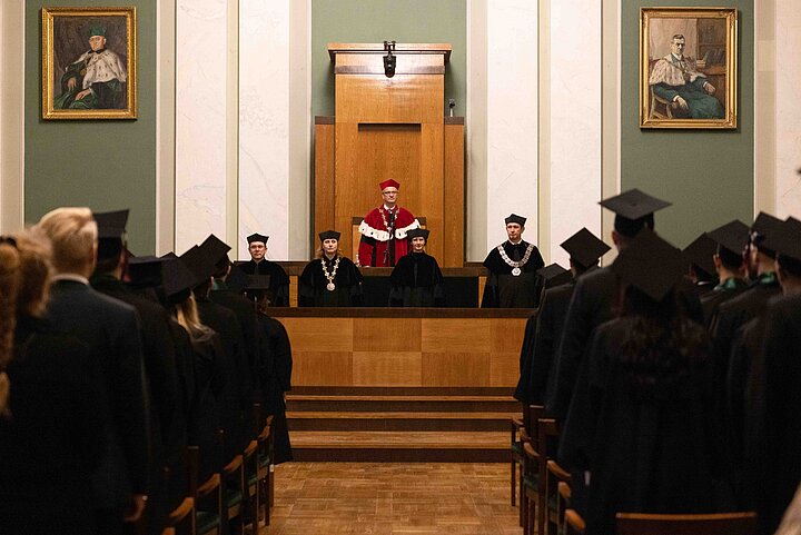 Grupa ludzi podczas Święta Absolwentów 2024