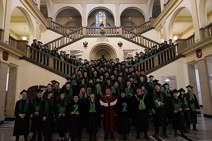 Zdjęcie grupowe Absolwentów WFiIS i WIET